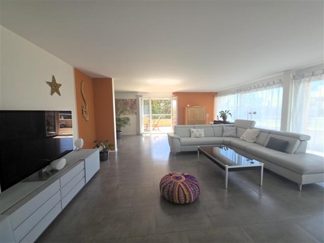 Prächtige, geräumige und helle 4,5 Zimmer mit Terrasse, Balkon und ungehinderter Aussicht