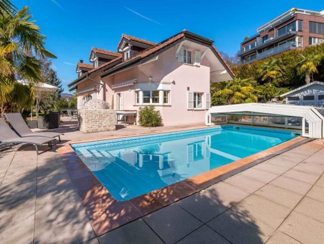Prächtige Familienvilla mit Schwimmbad und Seeblick
