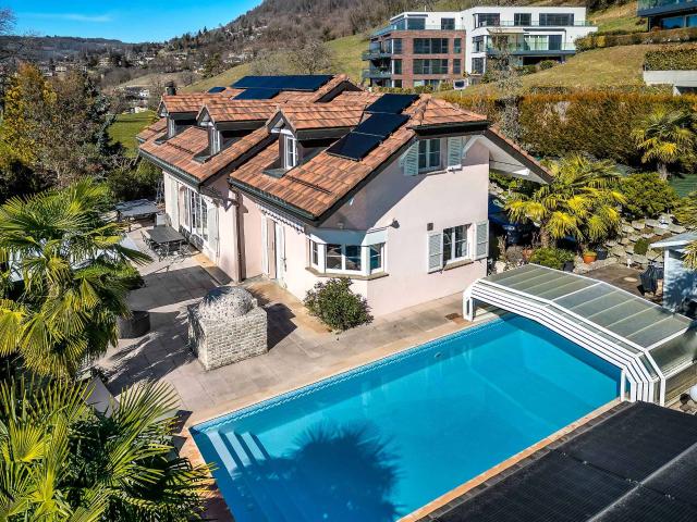 Prächtige Familienvilla mit Schwimmbad und Seeblick