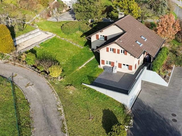 Prächtige freistehende Villa mit 71/2 Zimmern mit offenem Blick, Terrasse und großem grünen Garten