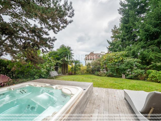 Wunderschöne freistehende Villa mit Blick auf den See