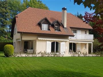 Prächtige freistehende Villa mit einem großen Garten von mehr als 500 m²
