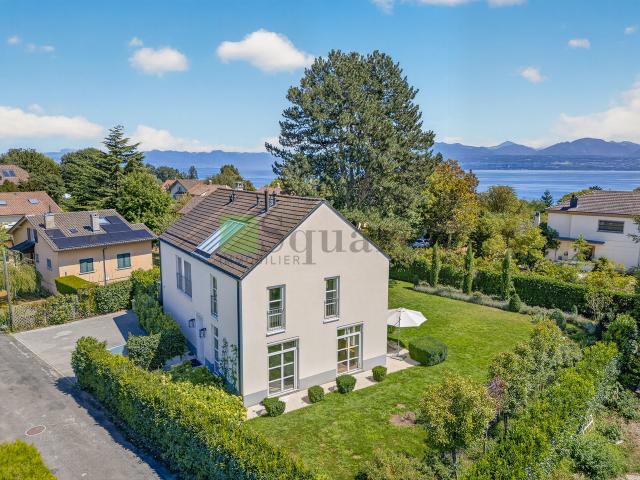 Prächtige freistehende Villa mit sieben Zimmern und Garten