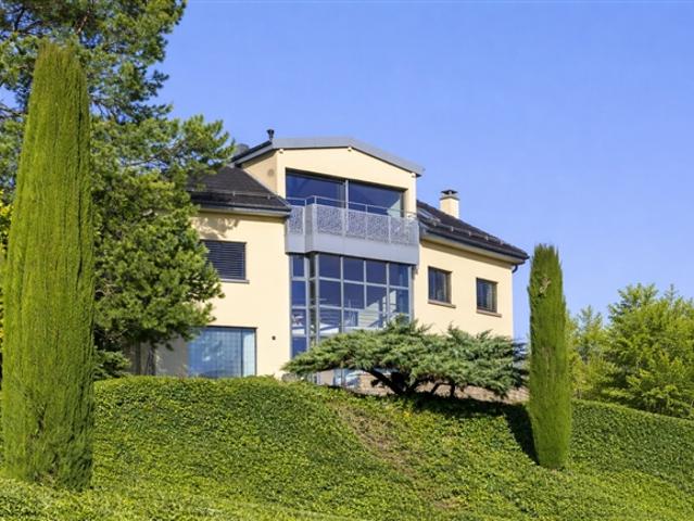 Prächtige freistehende Villa nur einen Steinwurf vom See entfernt