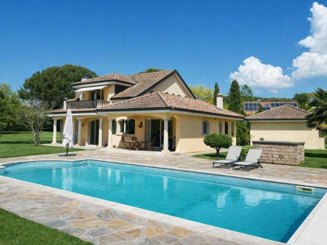 Prächtige freistehende Villa im südlichen Stil mit Swimmingpool