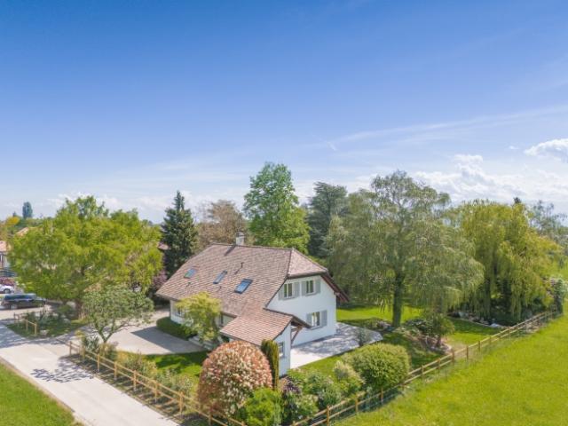 Prächtige, freistehende Villa komplett renoviert mit Panoramablick 5 Minuten von Nyon entfernt