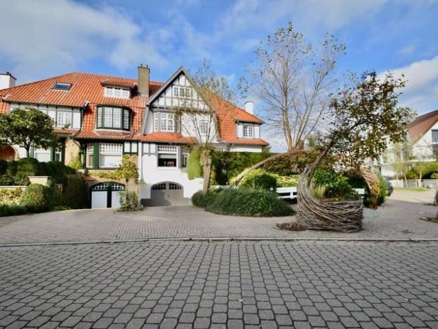 Prachtige karaktervolle villa in hartje Zoute, op enkele.