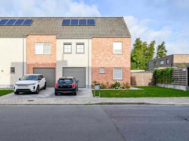 Prachtige halfopen bebouwing met drie slaapkamers en tuin
