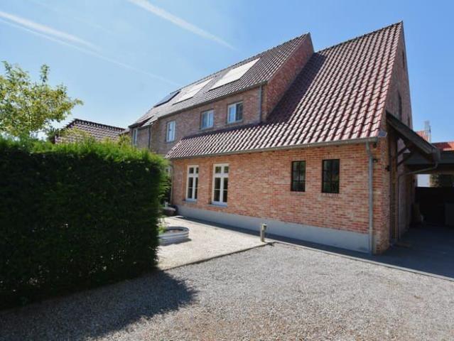 Prachtige halfopen woning met tuin, terras en carport