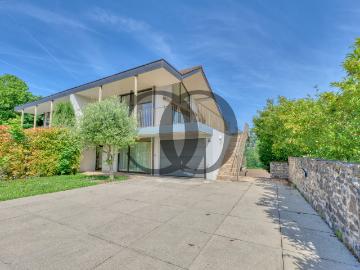 Wunderschöne moderne Villa mit privaten Terrassen und Garten
