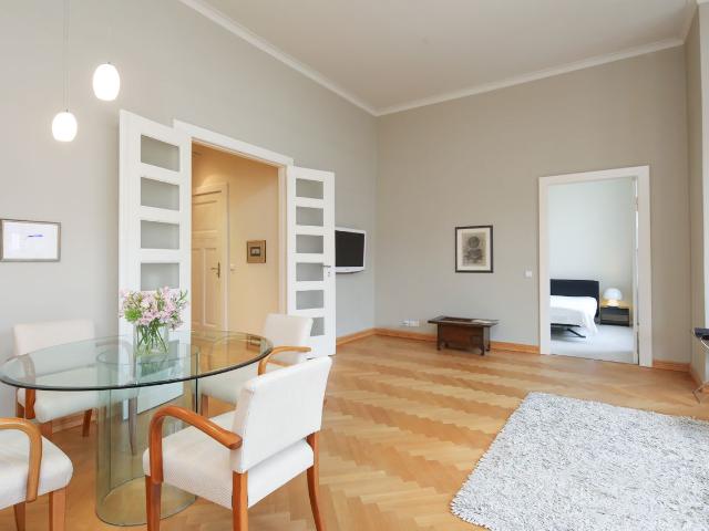 Prachtige studio, gerenoveerd en gemeubileerd!