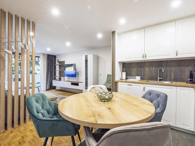 Prächtige renovierte 2,5 Zimmer Wohnung nur einen Steinwurf vom See entfernt!