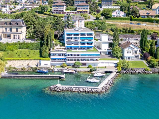 Prächtige renovierte Wohnung mit einer Liege in einem privaten Hafen