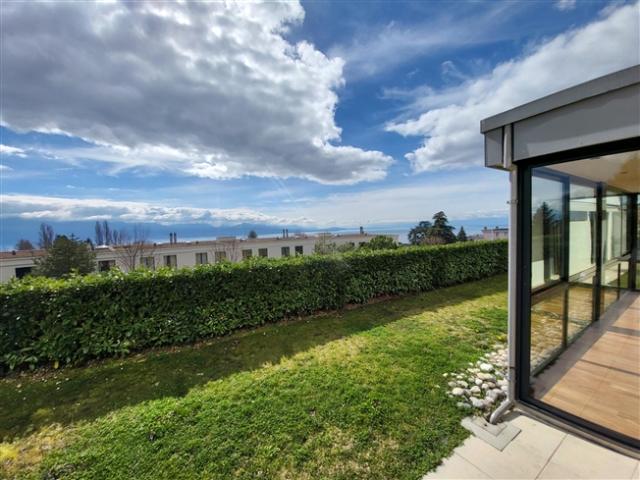 PRÄCHTIGE WOHNUNG IM ERDGESCHOSS MIT BLICK AUF SEE UND BERGE IN LUTRY