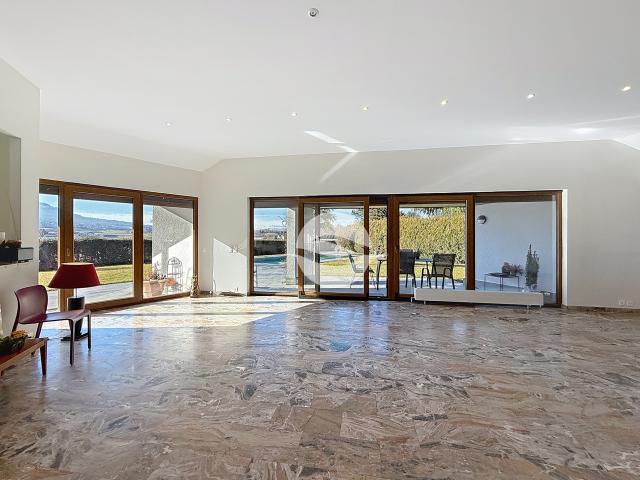 Wunderschöne und geräumige moderne Villa mit freiem Blick!