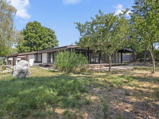 Prächtige, vom Architekten entworfene verglaste Villa im Herzen einer grünen Umgebung