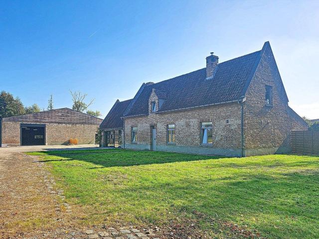 Prachtige villa met achtergelegen loods te Heusden!