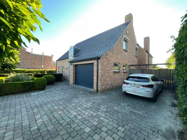 prachtige villa met grote tuin en open zicht in emblem