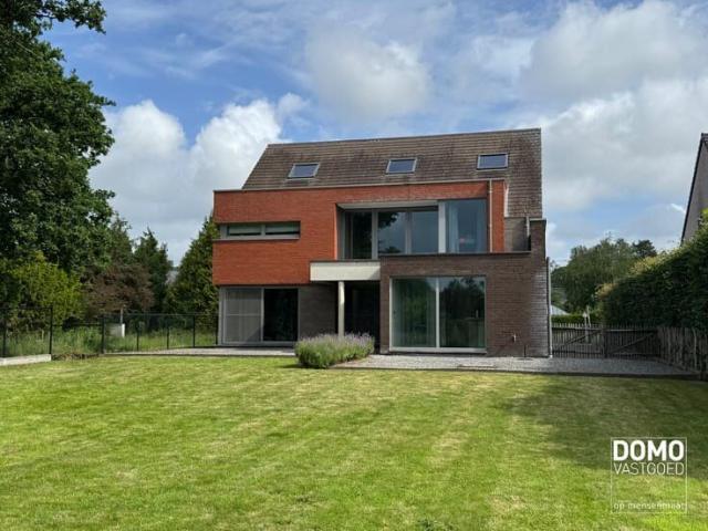 PRACHTIGE VILLA MET 3 SLAAPKAMERS, INPANDIGE GARAGE EN RUIM