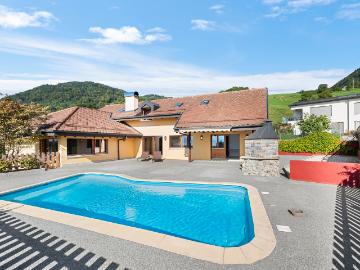 Wunderschöne Villa mit See und Poolblick