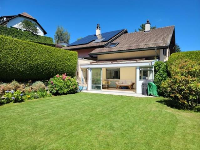 Prächtige Villa mit Veranda und wunderschönem Garten mit 5,5 Zimmern