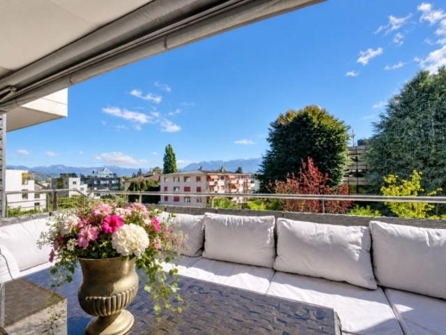Prächtige, zeitgenössische 4,5 Zimmer Doppelhaushälfte mit Garten und Balkon