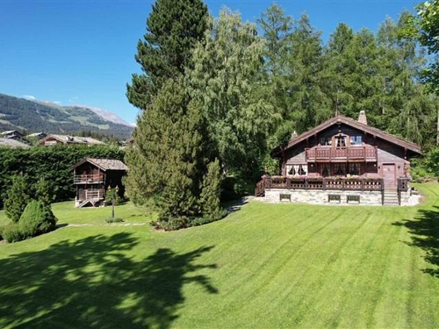 Prächtiges Chalet mit Mayen auf einem prächtigen Grundstück