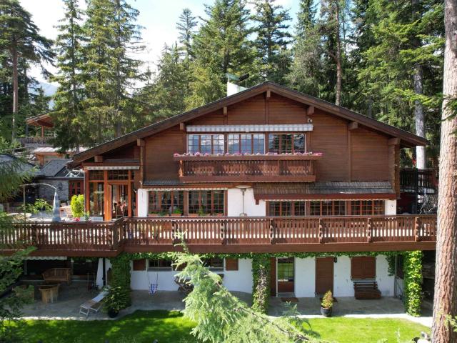 Prächtiges Chalet mit Pool und Spa, außer Sicht