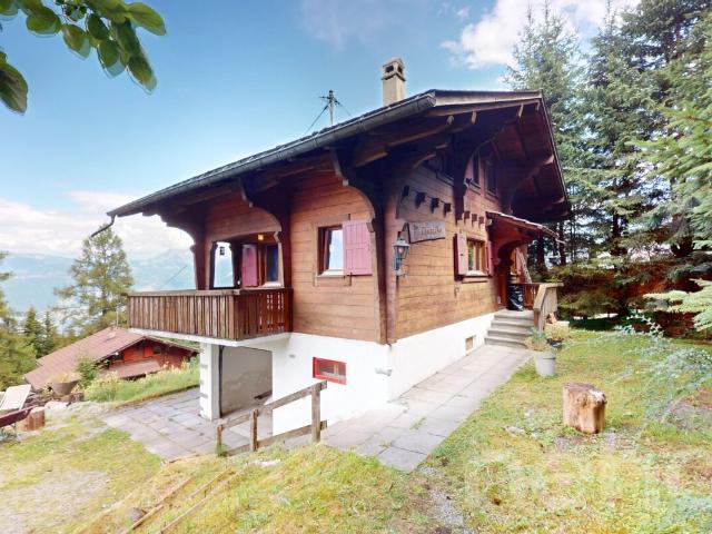 Prächtiges Chalet mit Panoramablick auf Berge und See