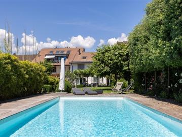 Prächtiges Dorfhaus mit Schwimmbad und Garten