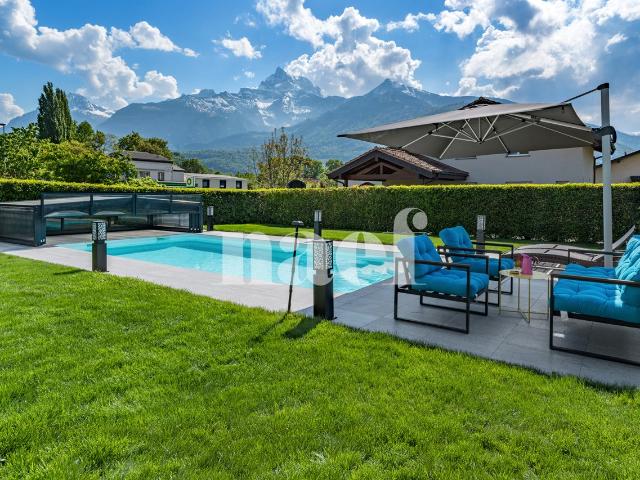 Prächtiges freistehendes Haus mit 6,5 Zimmern, eigenständigem Studio und Außenbad zum Verkauf in Bex