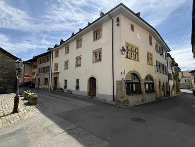Prächtiges historisches Gebäude mit gemischt genutztem Restaurant und Wohnraum