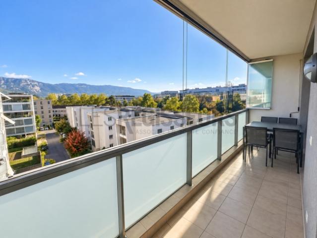 Prächtiges Penthouse mit vier Zimmern und zwei Balkonen und Blick auf das
