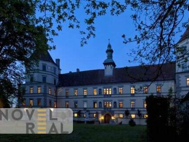 Prächtiges Renaissanceschloss mit traumhaftem Park in malerischer Landschaft
