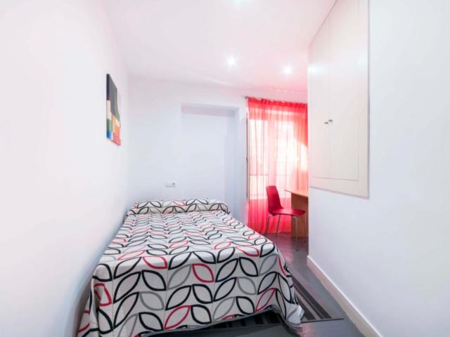 Practical double bedroom in a flat, in the heart of the city
