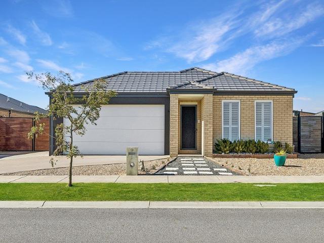 PRACTICAL LIVING & SPACIOUS YARD IN POWLETT RIDGE