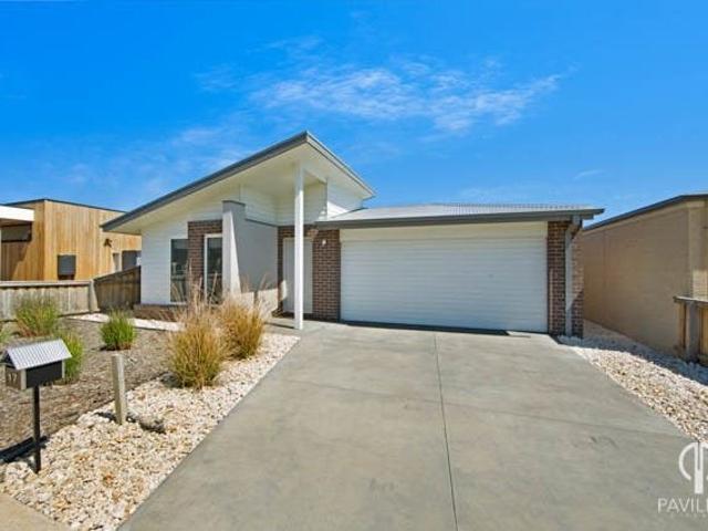 Practical Modern Living, Short Stroll to Lake and Shopping