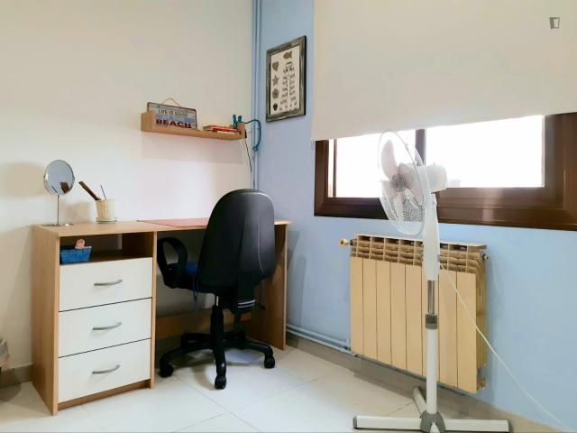 Practical single bedroom in a 5 bedroom flat, near the Maragall metro station
