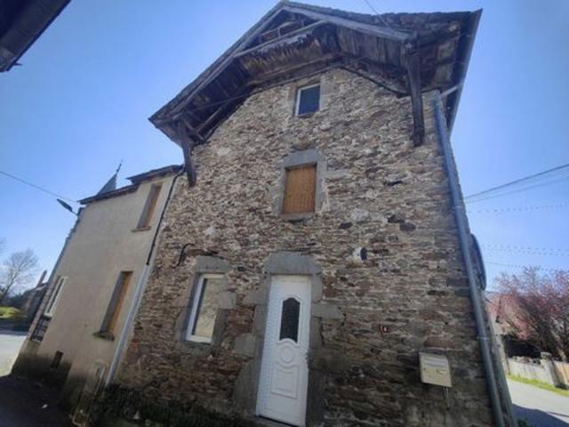 PRADINAS MAISON DE VILLAGE AVEC TERRAIN ET DEPEND