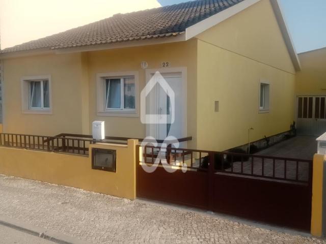 PRAIA DA VIEIRA Moradia individual térrea, recentemente remodelada, com três quartos, cozinha, sala de estar, e uma casa de banho familiar  área útil habitável de 82 m2, e área bruta de construção de 146 m2, inserida num terreno com 230 m2, sita a curta distância da praia. Os destaques desta moradia incluem um terraço bastante soalheiro, barbecue para refeições ao ar livre, e arrumos com casa de