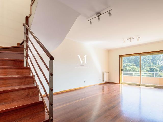 Praia da Granja | Apartamento T2+1 duplex | Garagem | Varanda | Solário | Vistas mar