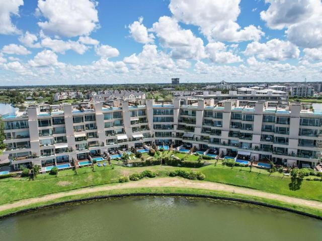 Praia planta baja con pileta, jardin, parrilla, lago central