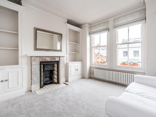 Prairie Street London SW8 2 bed maisonette to rent £2,700 pcm £623 pw