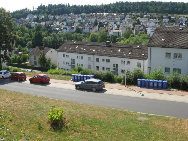 Praktisch geschnittene Wohnung für Singles oder Paare mit Balkon und Keller