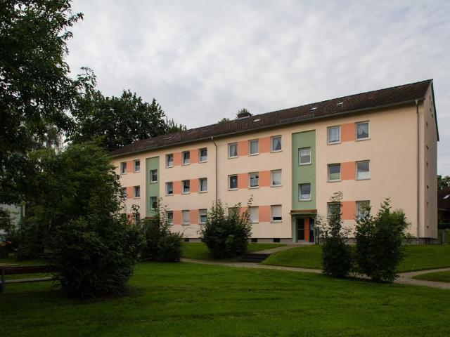 Praktisch geschnittene 3 Zimmer Wohnung mit Badewanne und Balkon