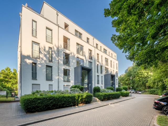 Praktisch geschnittene 3 Zimmer Wohnung mit Terrasse und Garten