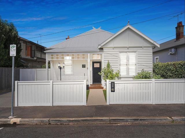 Preteigious propertry in the best location of Geelong West