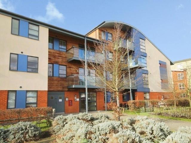 Pretoria Road, Surrey KT16 1 bed apartment to rent £1,300 pcm £300 pw