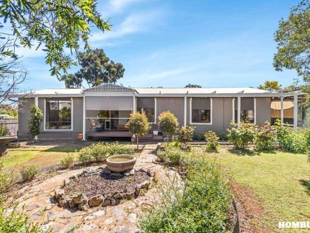 Pretty Garden, Plenty of Space & Loads of Personality