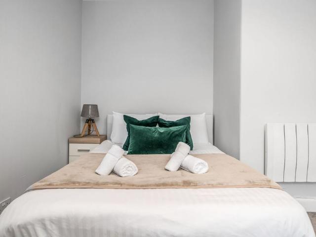 Pretty Woman, 12 London Road, Hillside, City of Edinburgh, EH7 5SU, United Kingdom | 1 bed apartment for rent #118363548 | Rentberry